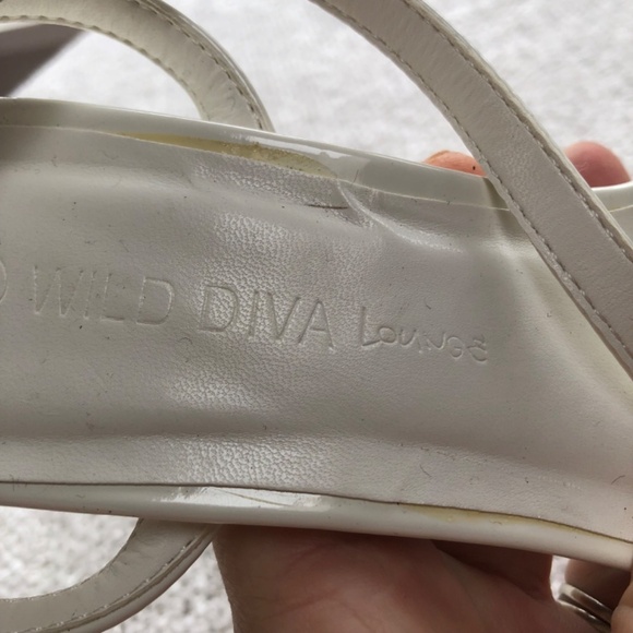 Wild Diva , size 6 white dress shoes, chunky heel, strappy shoes. New - Picture 4 of 7